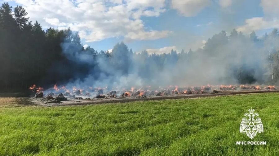 В Ярославской области вблизи деревень загорелись рулоны сена