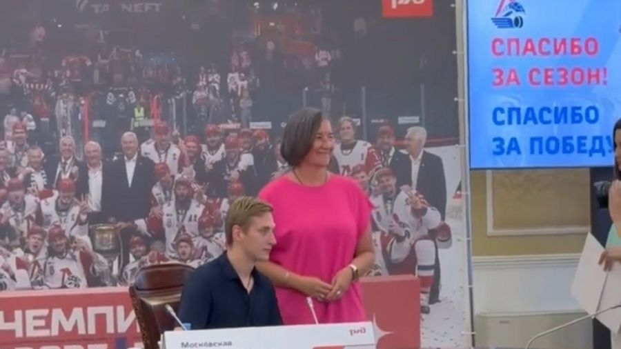 Нападающий ярославского &laquo;Локомотива&raquo; Максим Шалунов провел день с Кубком Гагарина