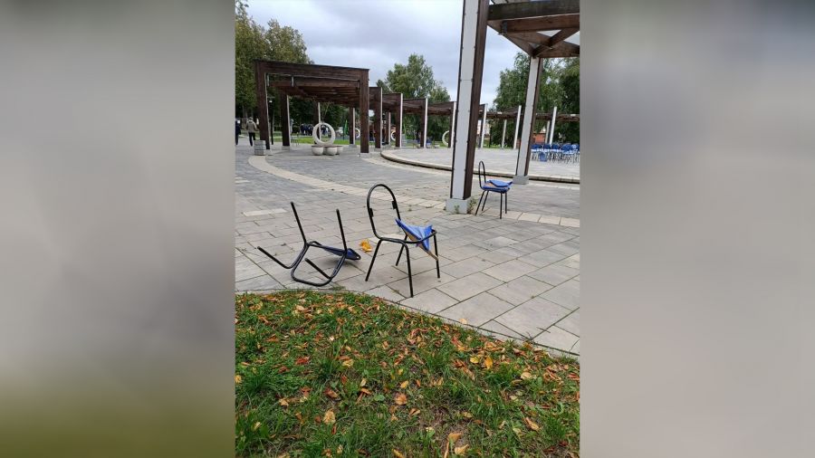 В Угличе вандалы разгромили парк Победы