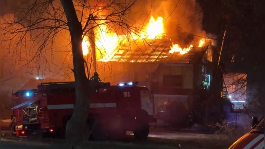 В Ярославле сгорело трехэтажное здание во Фрунзенском районе