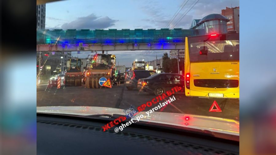 ДТП с участием автобуса сковало движение во Фрунзенском районе Ярославля