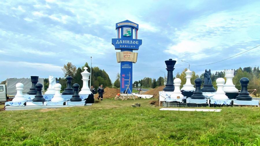 У Данилова новая въездная стела на трассе М-8