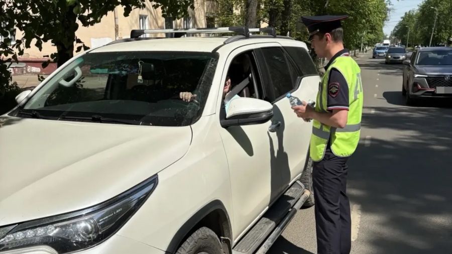 В Ярославле полицейские раздают водителям воду из-за аномальной жары