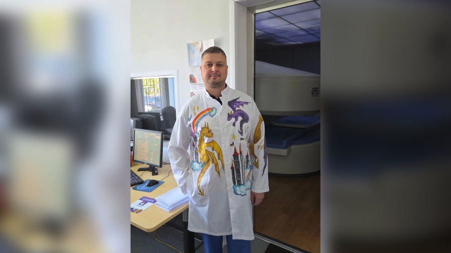 Ярославские врачи получили халаты с детскими рисунками
