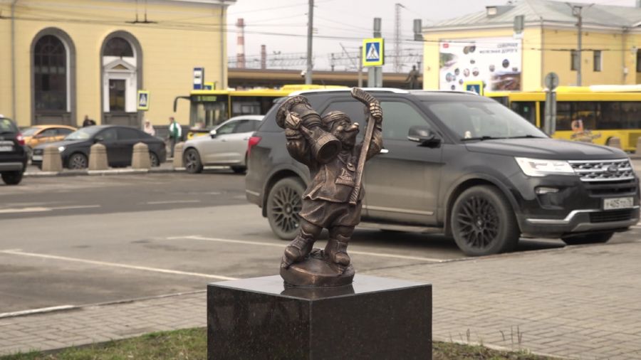 В Ярославле установили фигурку медведика-чемпиона