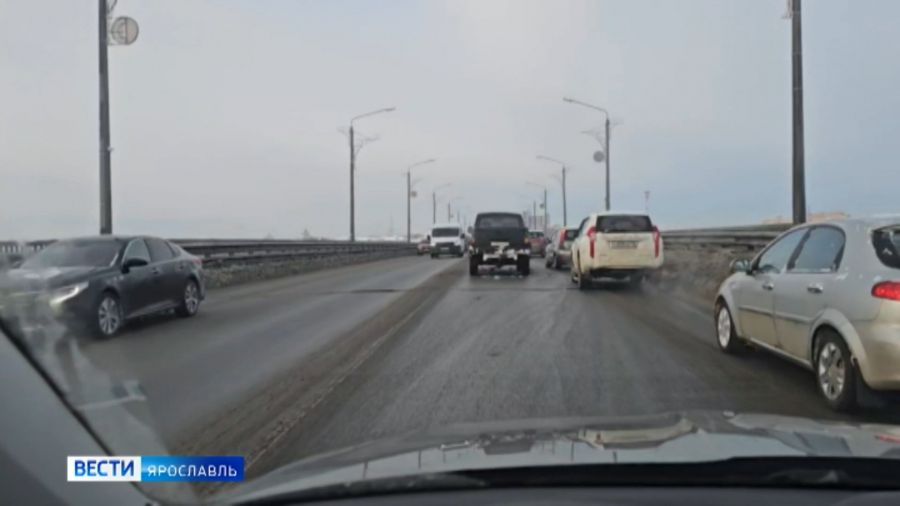 Ярославль встал в пробку из-за аварии на Октябрьском мосту