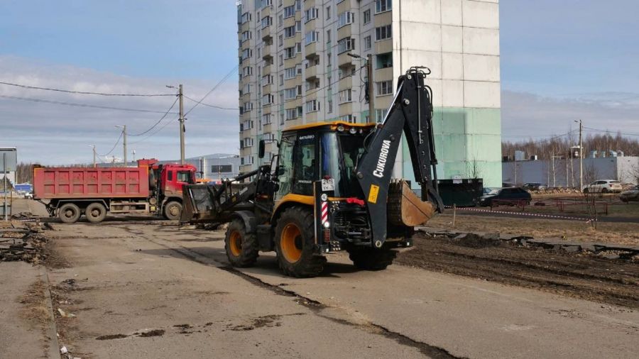 В Ярославле начали ремонтировать проезды к соцобъектам