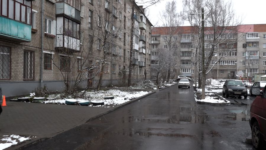В ярославских дворах запретили цепочки, блокираторы и клумбы из покрышек