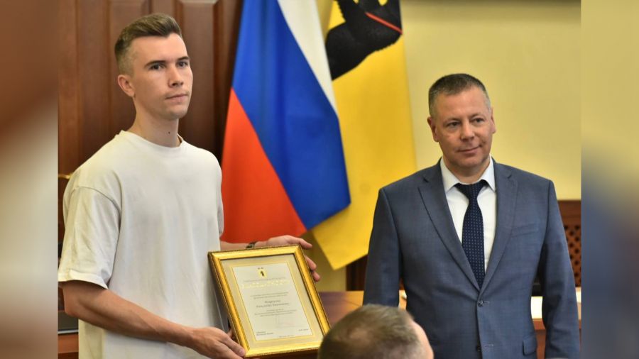 Губернатор наградил двух спасателей, доставших из Которосли тонущего ребенка