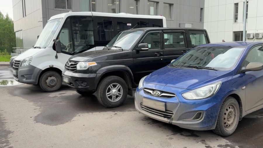 Сотрудники ярославского УФНС передали на фронт четыре автомобиля